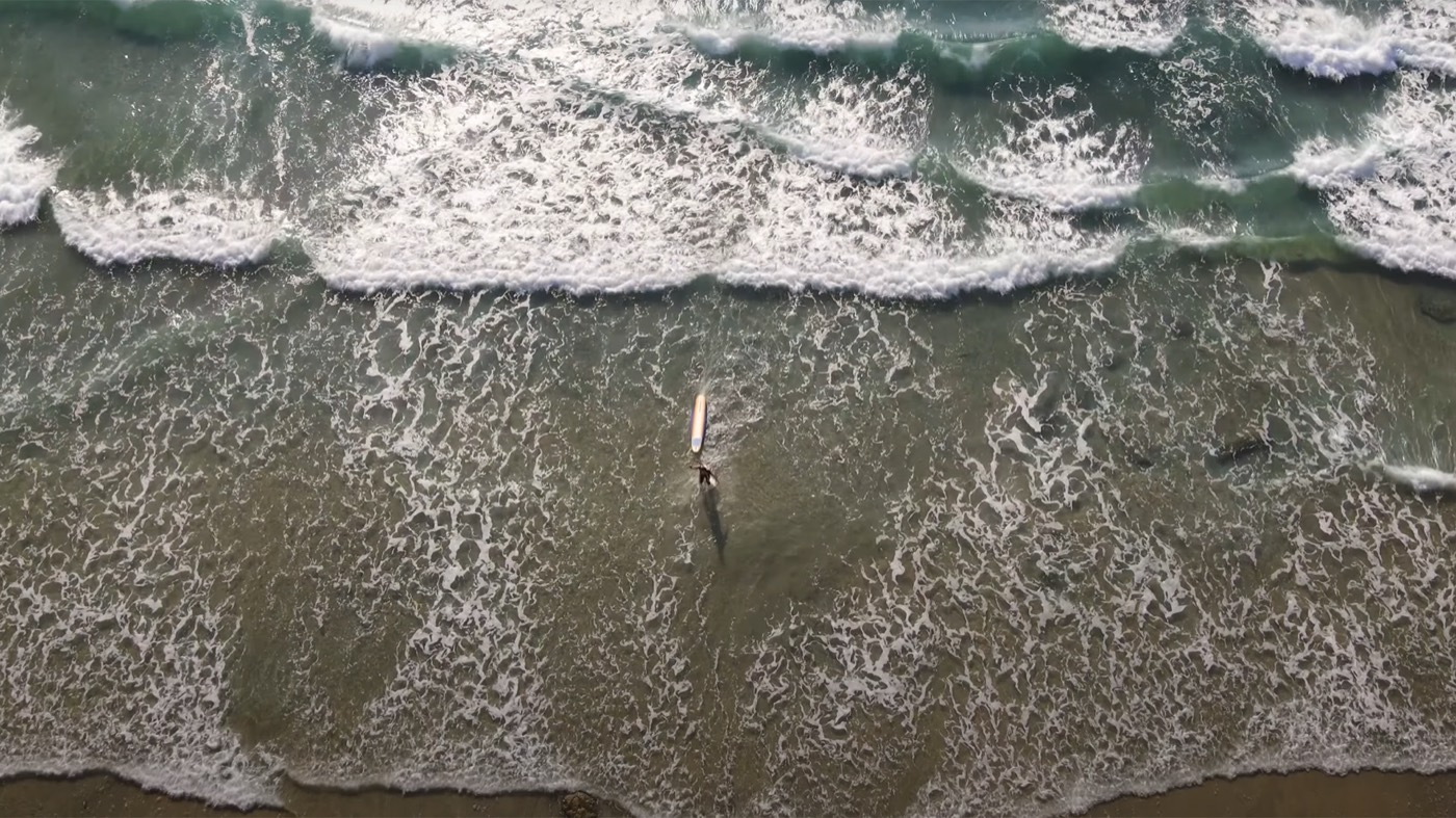 Surfeur vu à la verticale entre les vagues