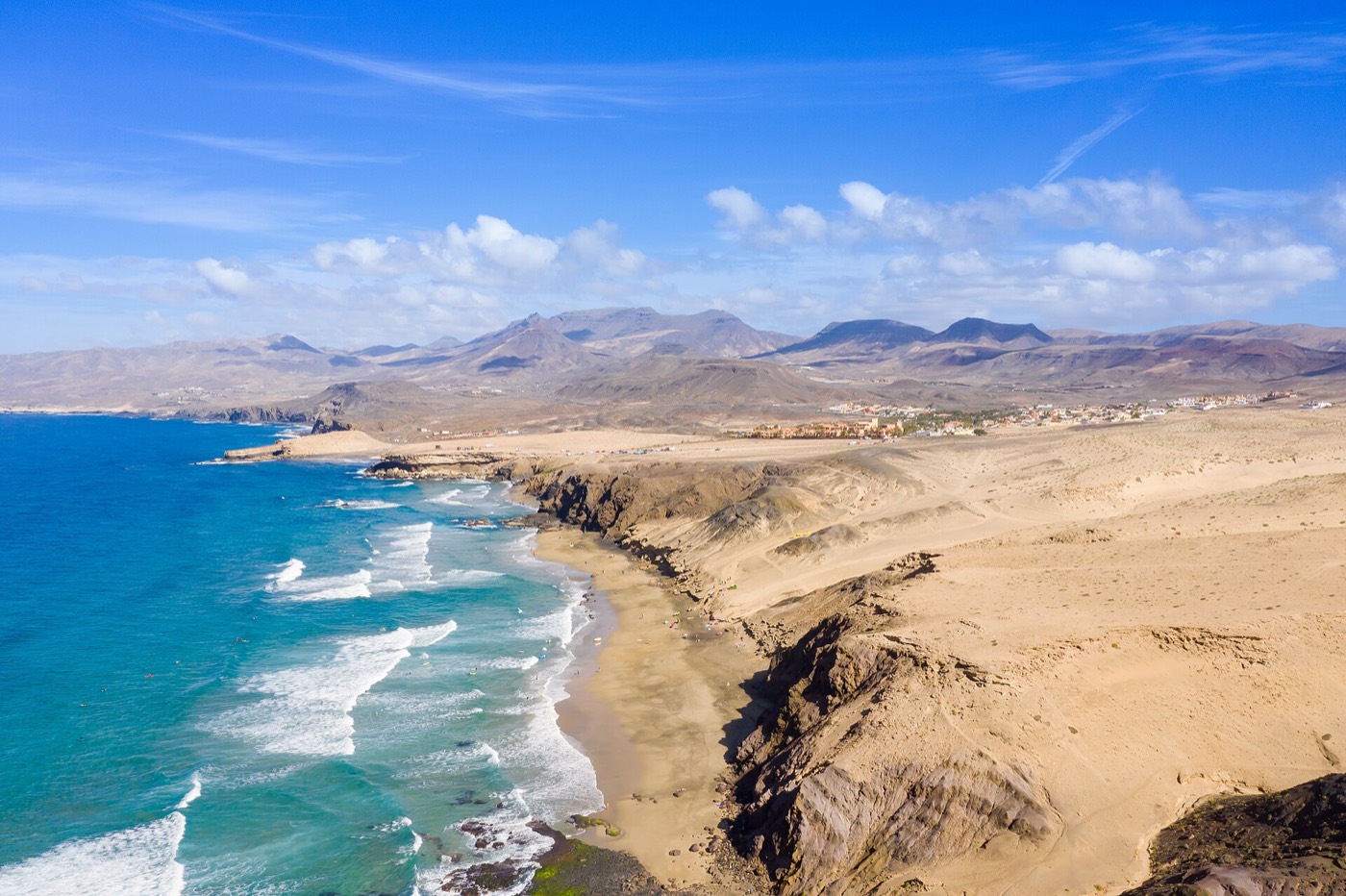 Spot de surf vu du ciel, vagues le long d'une plage
