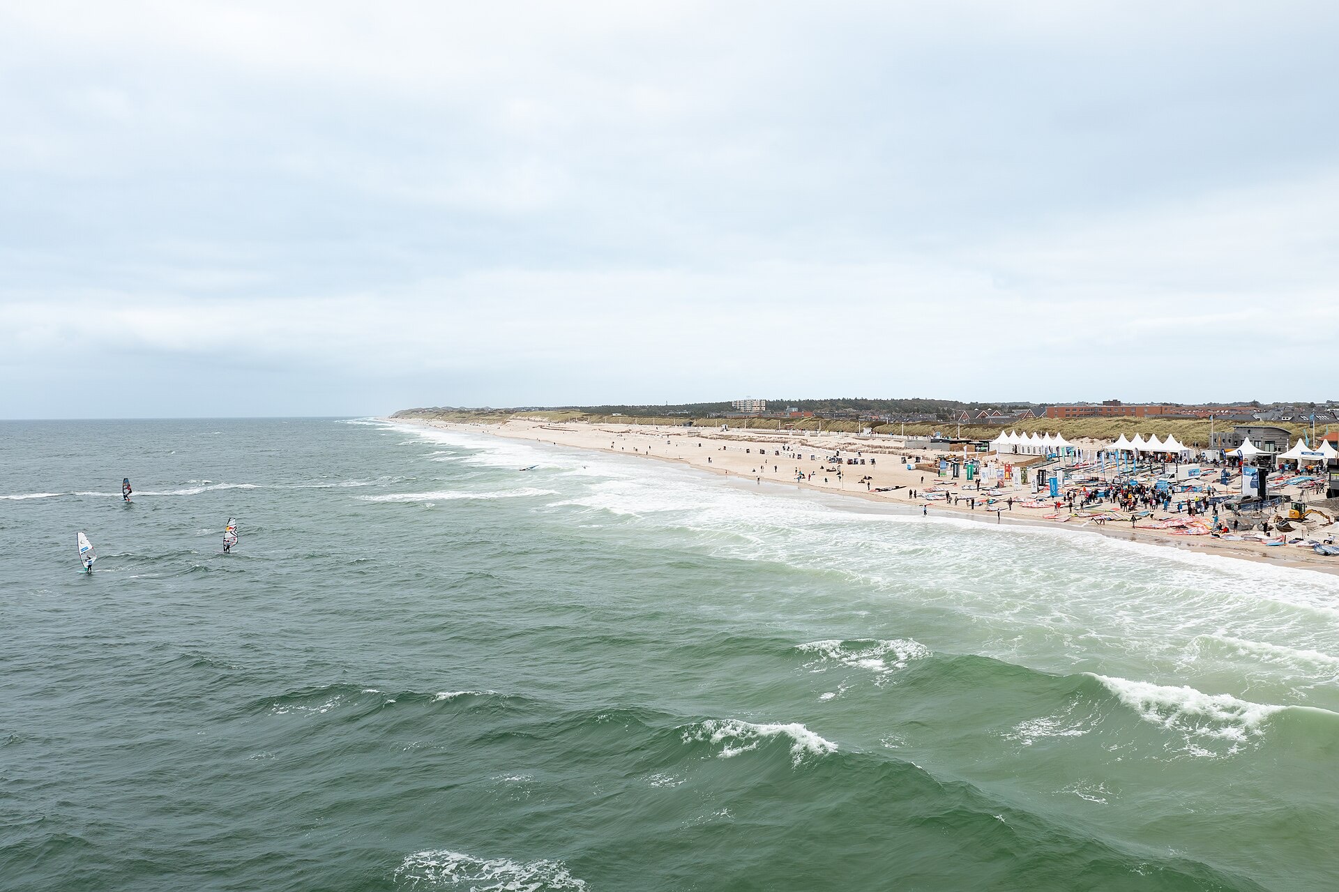 Windsurfers au large d'une plage, vus depuis un drone