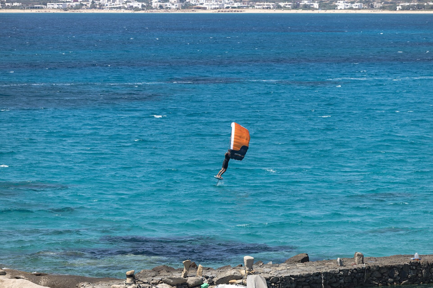 Wingfoiler en vol au-dessus d'une eau turquoise